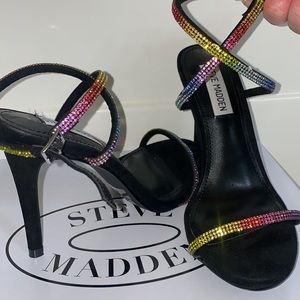 STEVE MADDEN. ANKLE STRAP HEELS.